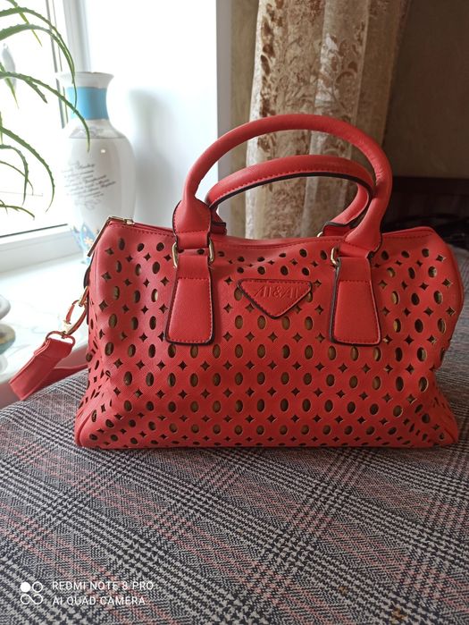 Женская сумка алого цвета новая