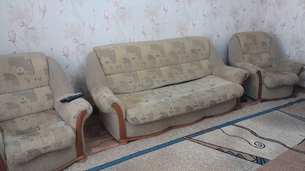 Раздвижной диван и 2 кресла