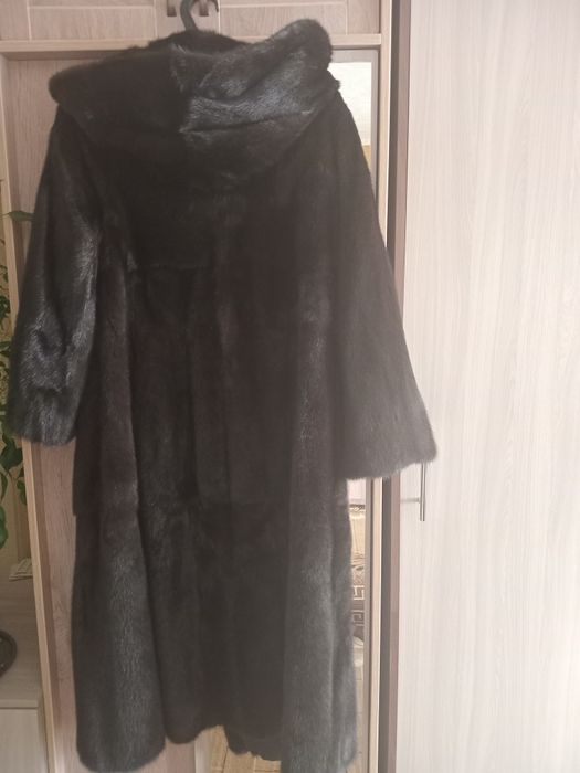 Продам шубу произ италия бренд шапку цена за шубу