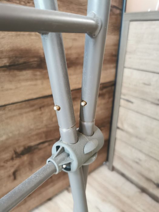 Продавам стойка и подложка за новородено за вана Stokke