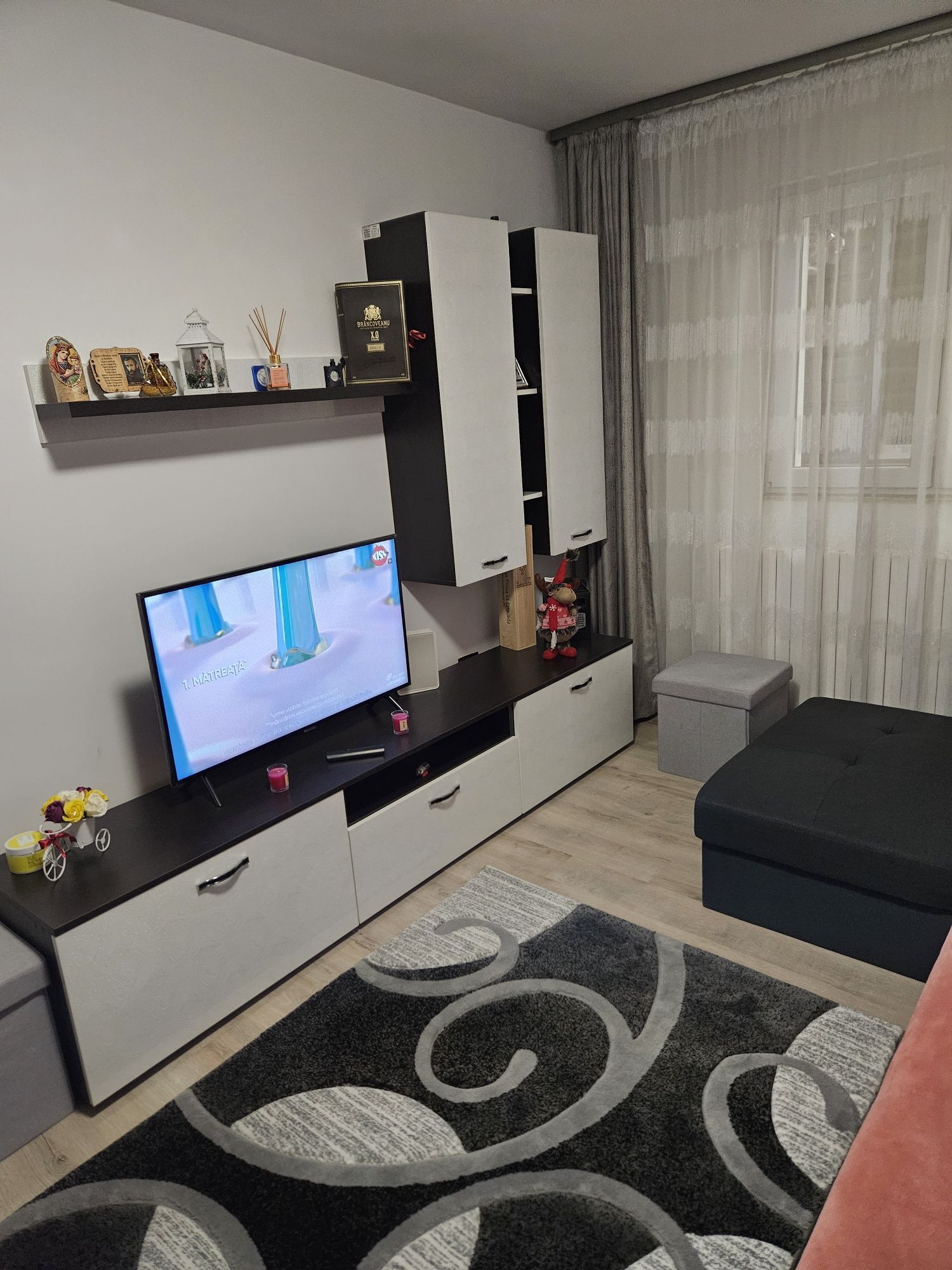 Închiriez apartament