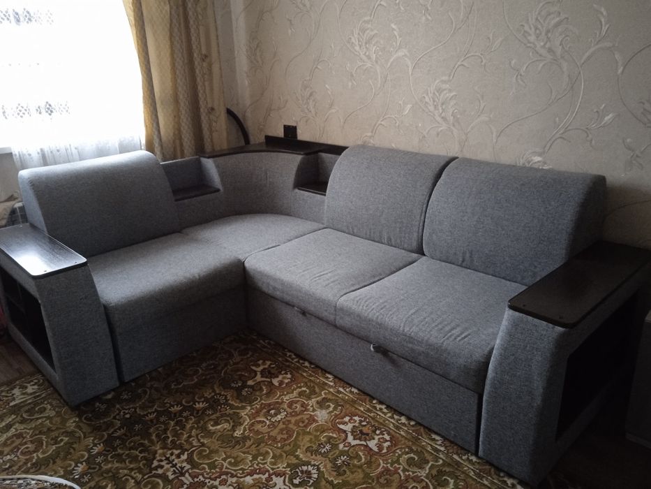 Продам угловой диван б/у в отличном состоянии 150000т (торг)
