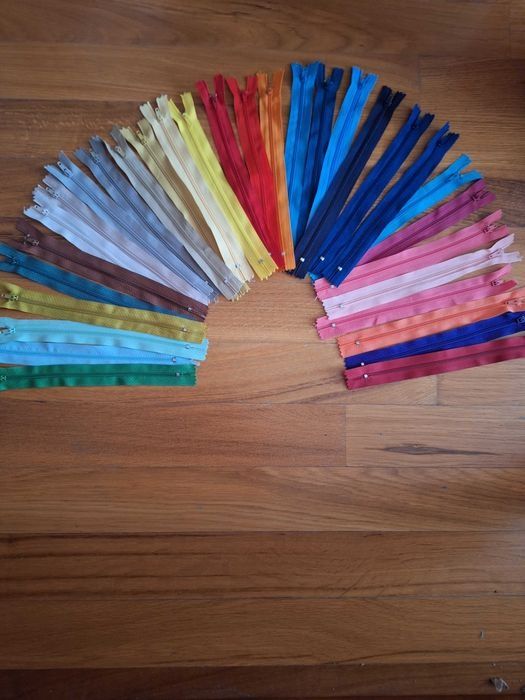 Vând lot 30 fermoare 18-40cm