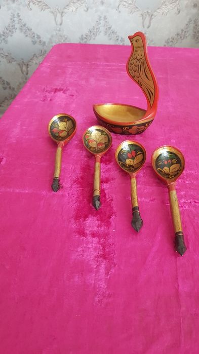 Продаются разные хрустальные фигурки, антикварные вазы, ложки, тарелки