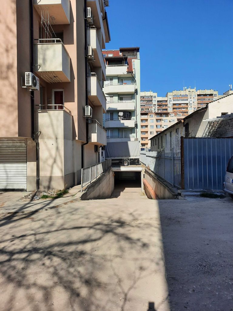Дава се под наем Гараж / Паркомясто в Пловдив, Въстанически - 17 кв.м за 76.5 € - Снимка #1