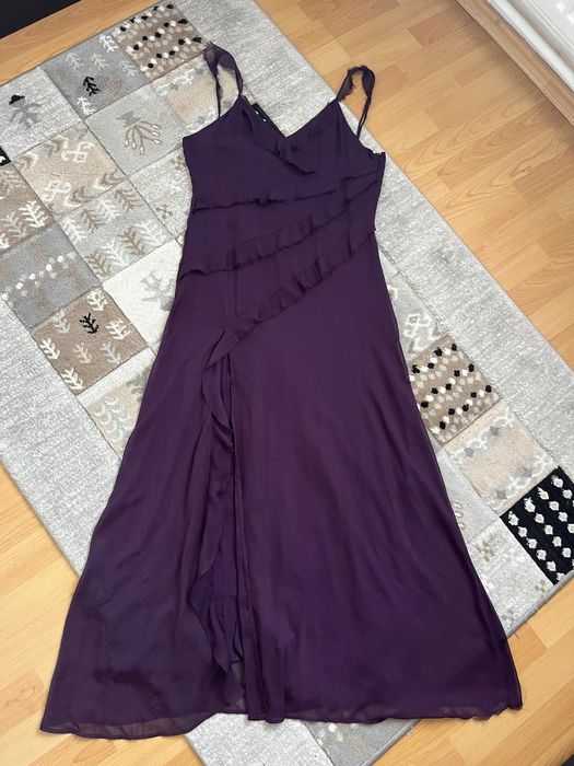 Rochie cu spate gol crapata pe picior