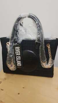 Дамска чанта в плътен черен цвят и с подарък малка чантичка