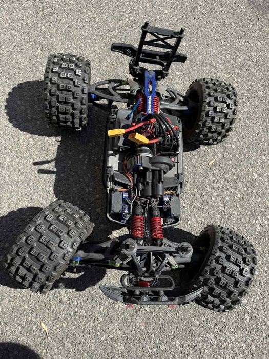 Продавам Traxxas summit