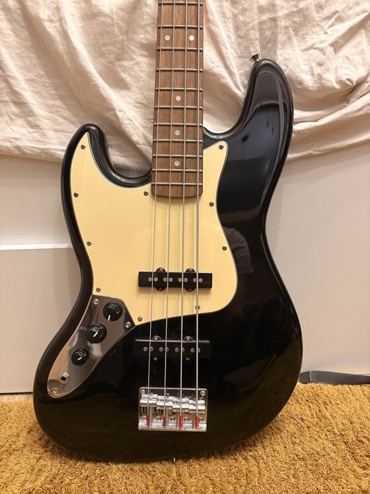 Chitara Bass pentru stangaci + curea + wall mount