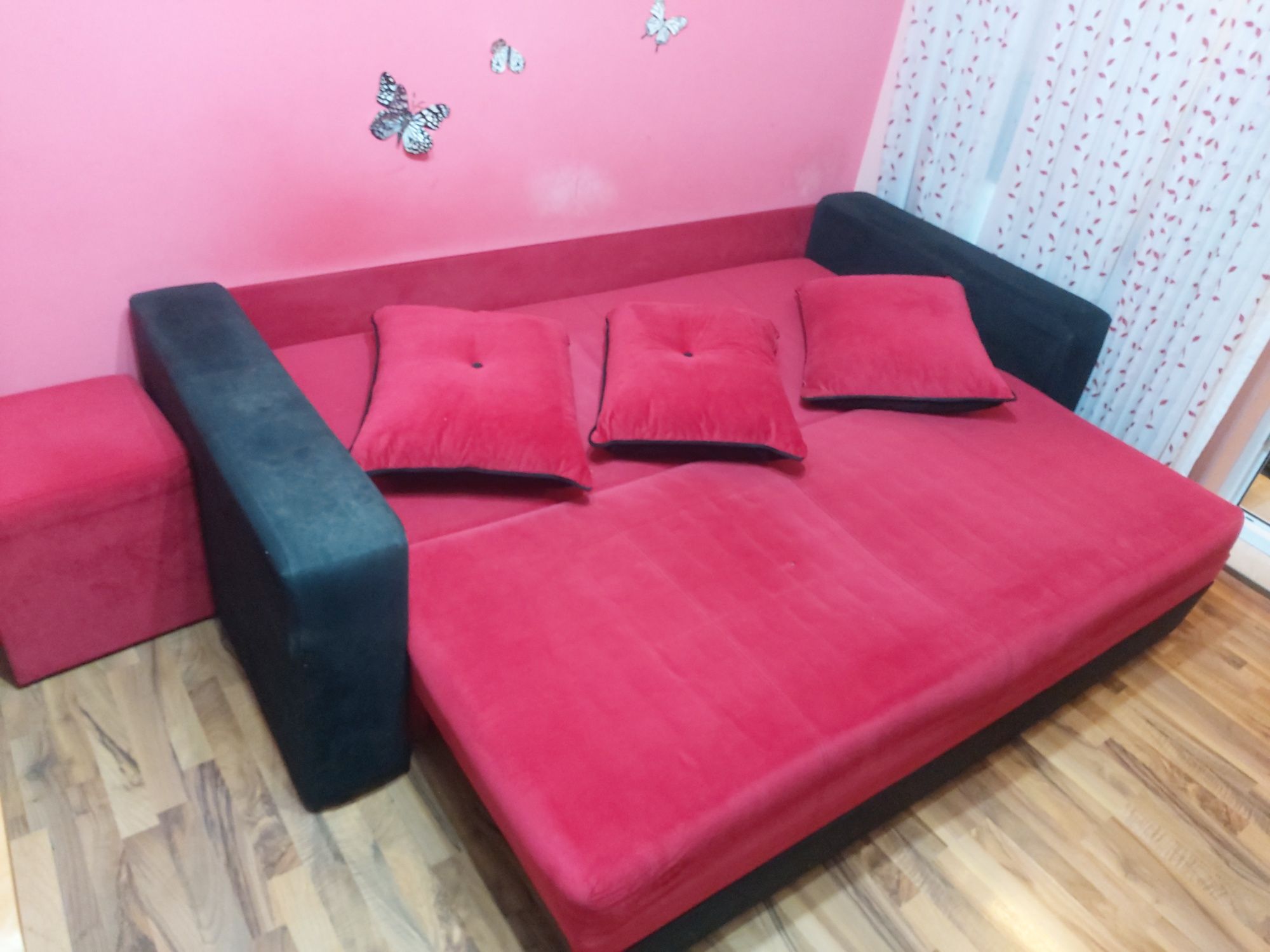 Canapea pat,două tămburele si 3 perne negru cu roșu