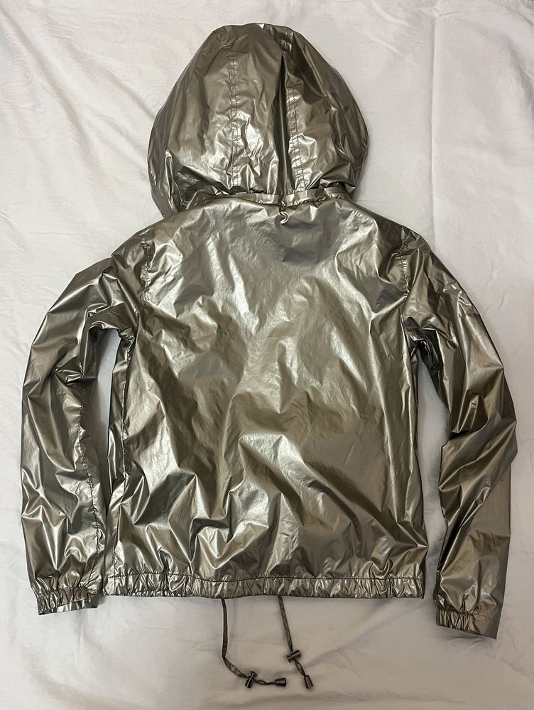 Яке Guess златисто
