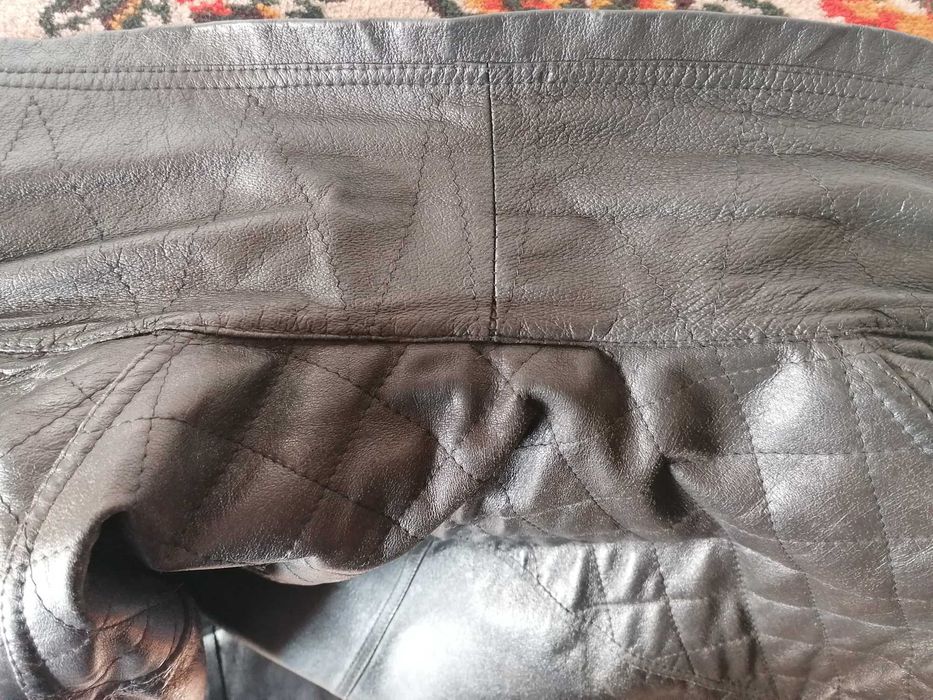 Vând haina din piele lunga