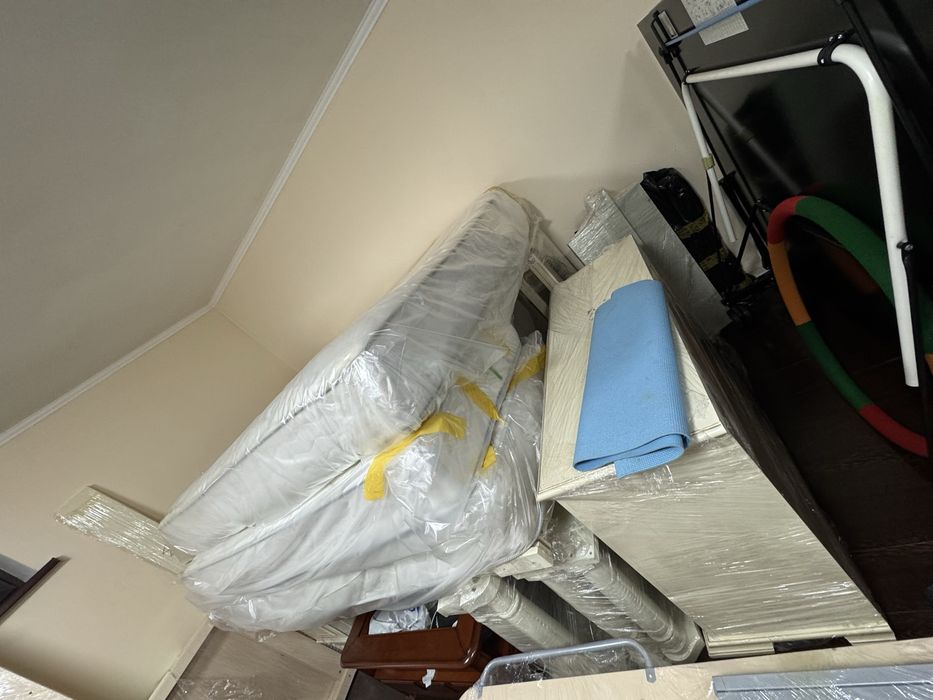 Кровать, тумба, стол, гарнитуры.