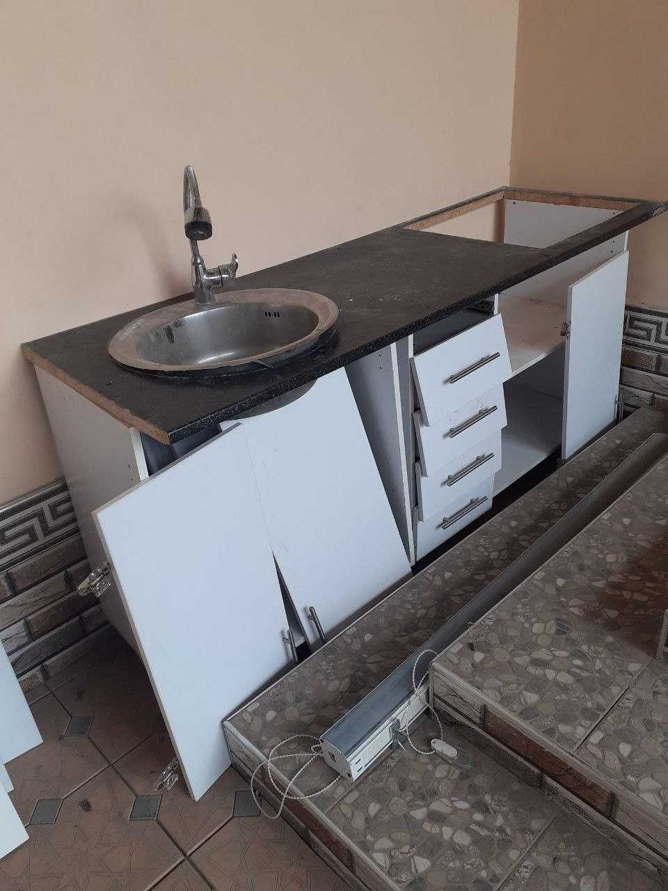 Кухонный стол с раковиной и смесителем продаётся