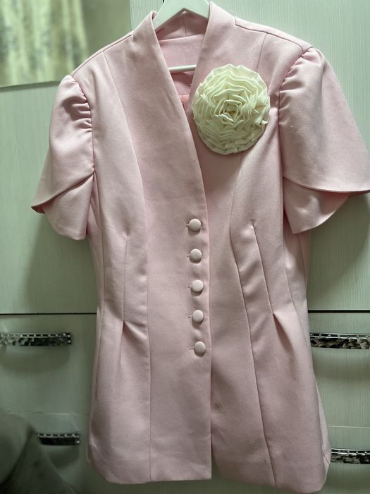 Пиджак розовый почти новый  одевали 1раз