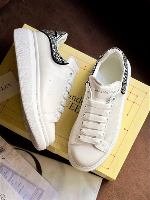 Adidasi unisex și ugg-uri