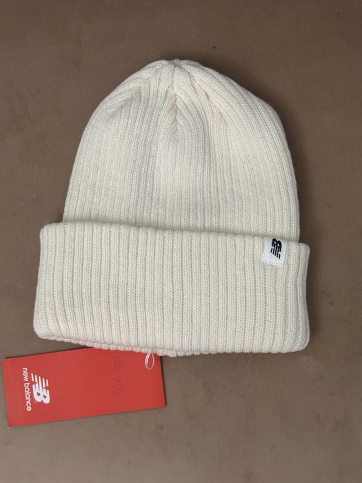 Белая шапка New Balance