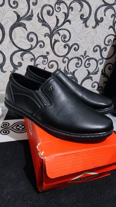 Продам новые школьные макасины