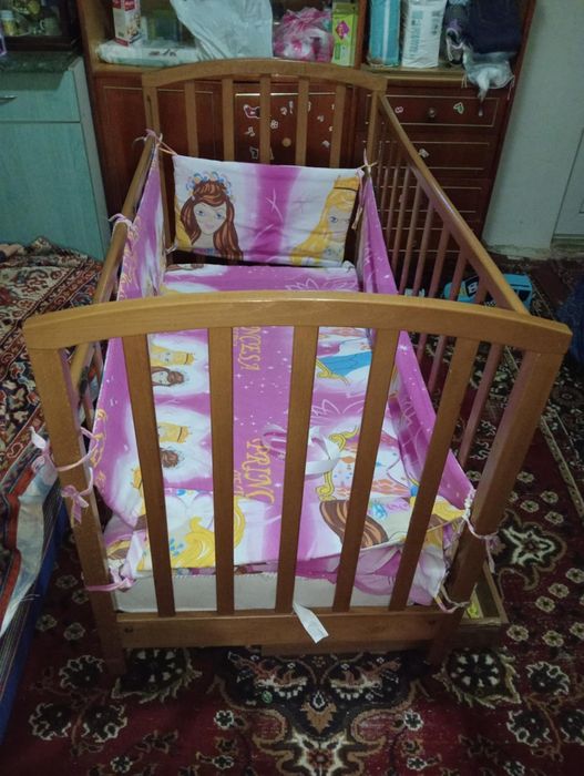 Pătuț pt bebeluși din lemn .