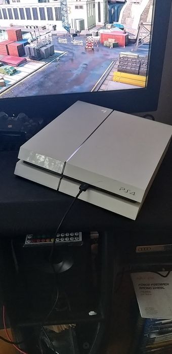 Продам ps4 fat в хорошем состояний