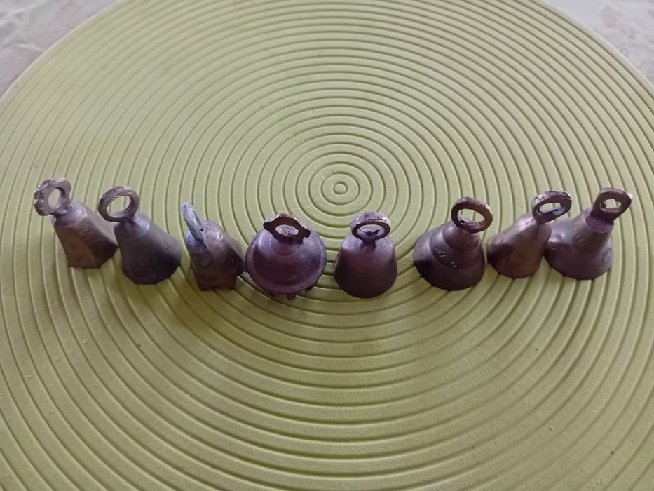 Clopolel intrare. Clopoței bronz India. 
8 buc .
Dimensiuni: 3;4 cm
Su