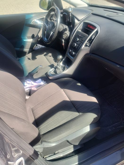 Vând Opel Astra J 2011