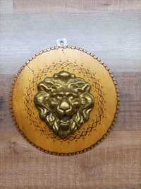 Figurina "Cap de leu" de metal pe placa de lemn