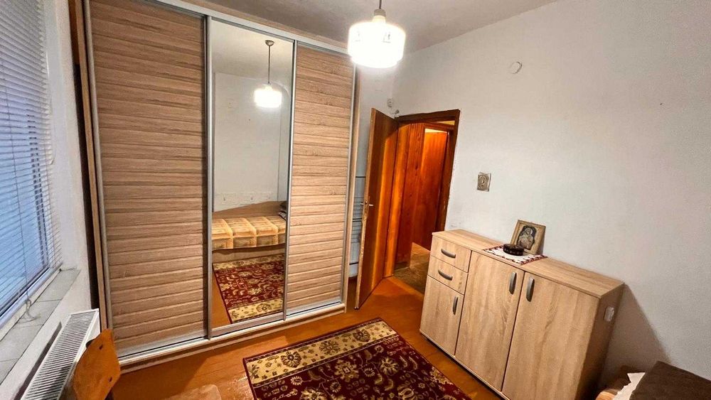 ПРОДАВА СЕ: Просторна двуетажна къща с двор и чудесна локация!