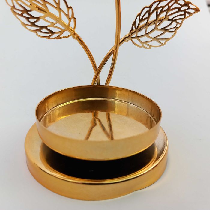 Свещник цвете с листа