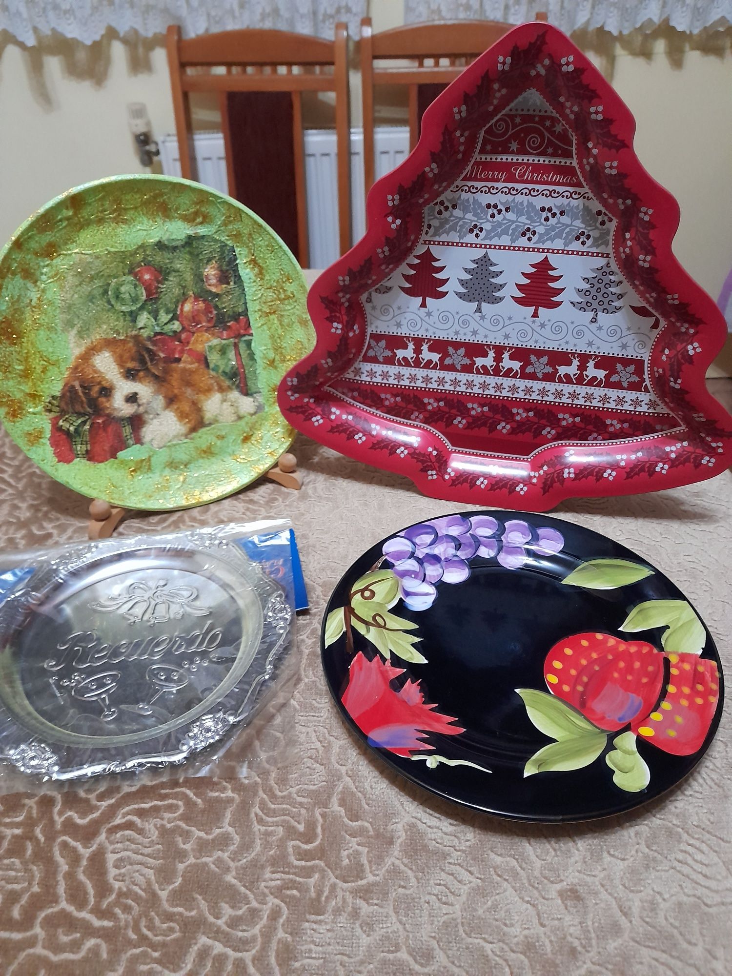Коледни чинии,шалове,шапки и декори