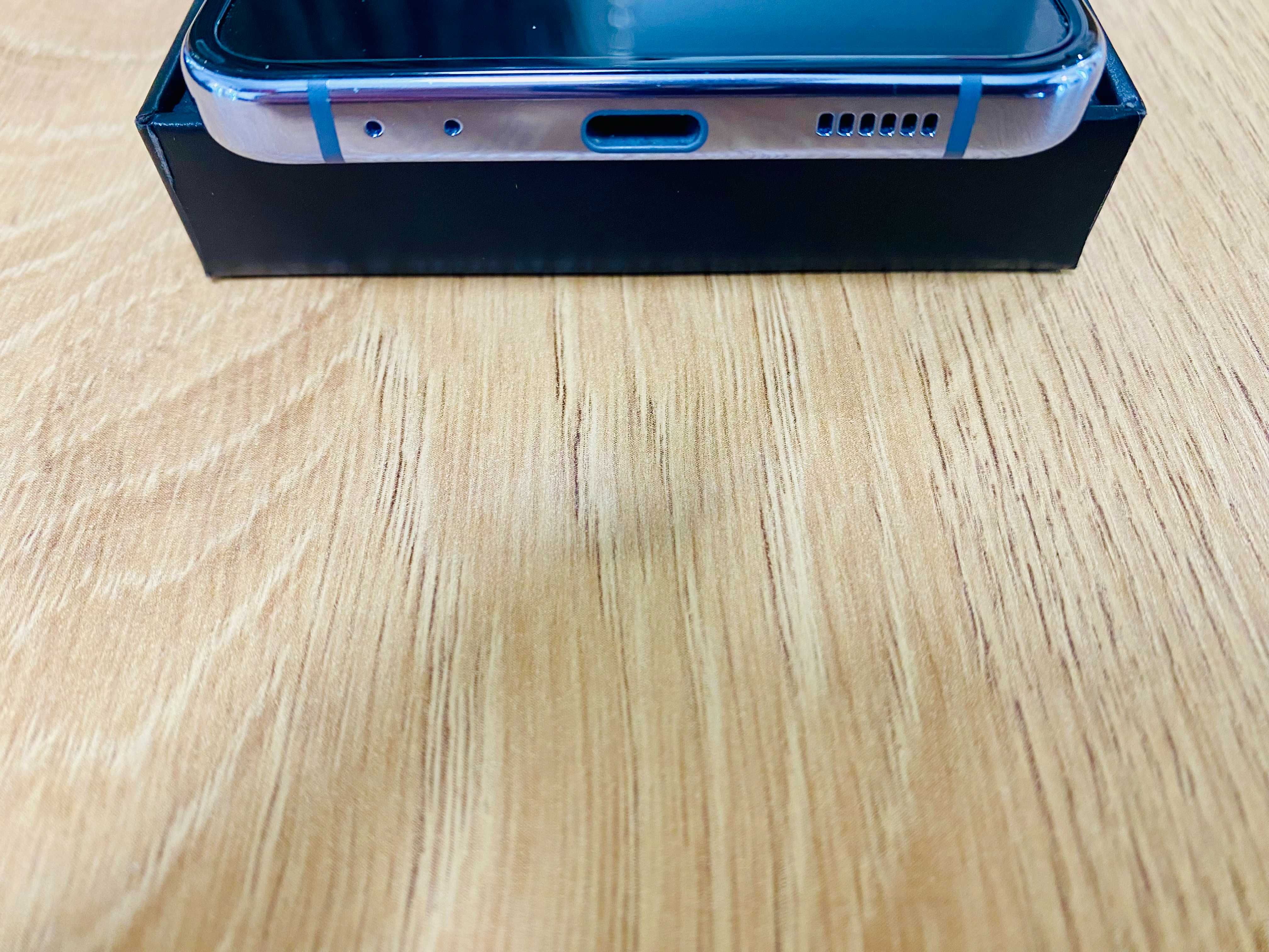 Samsung Galaxy Z Flip4, 256GB, 8GB RAM, 5G, Blue, Безупречен