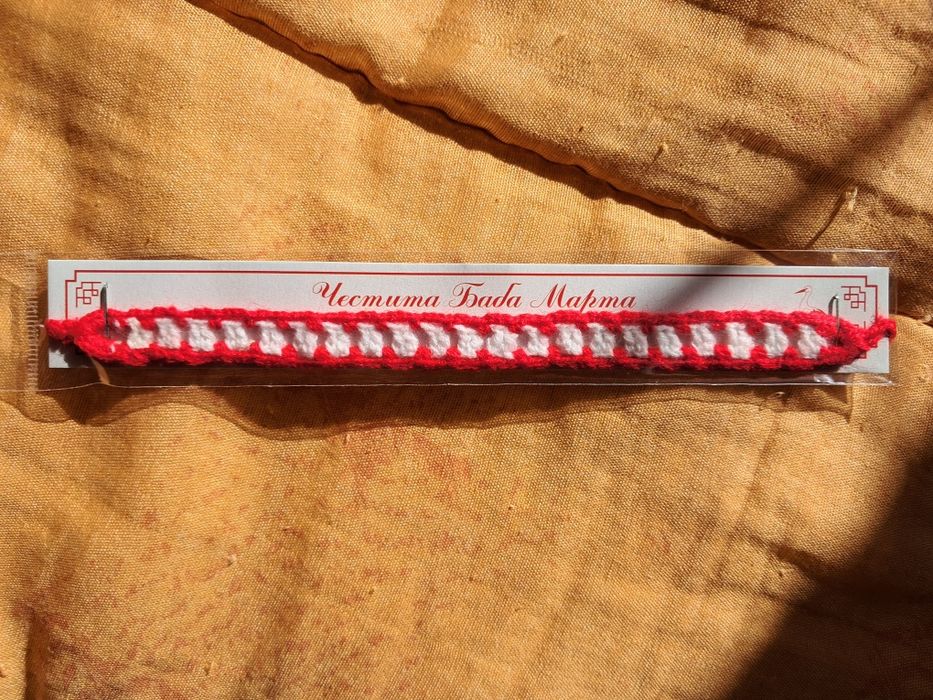 Ръчно изработена мартеница -плетена на една кука,с картон и целофан