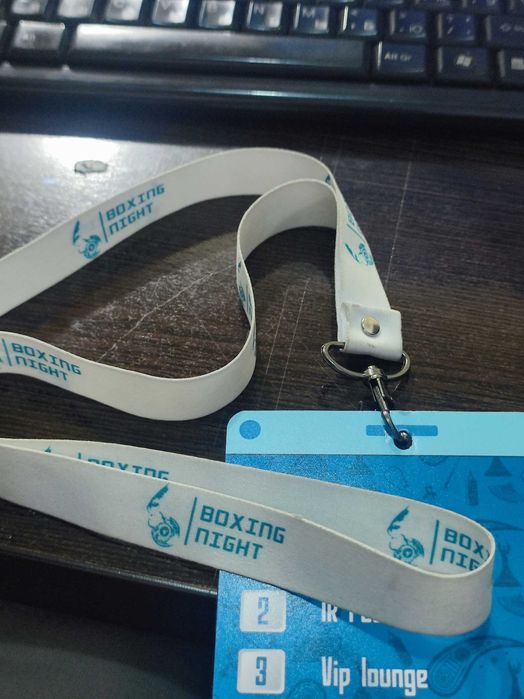 Бейджики и ланьярды с вашим логотипом.