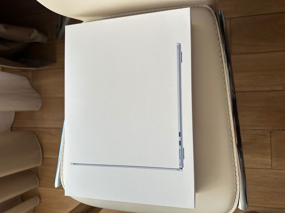 Apple Macbook Air 13.6 inch Sky Blue