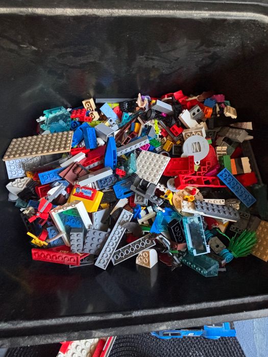 Vând piese lego peste 1500 piese