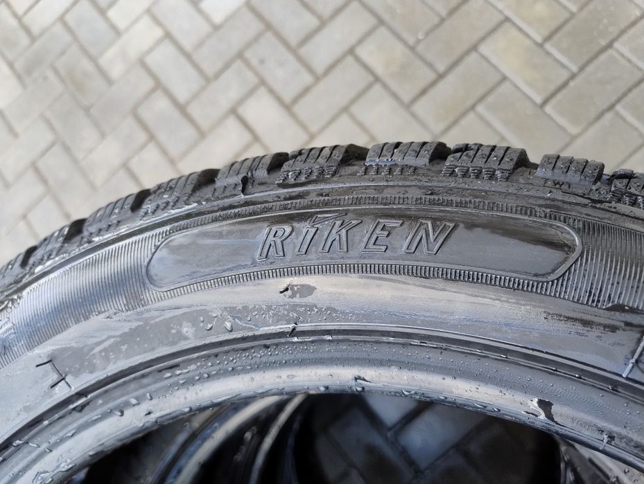 Vând set anvelope iarna 205 / 55 / R17 RIKEN