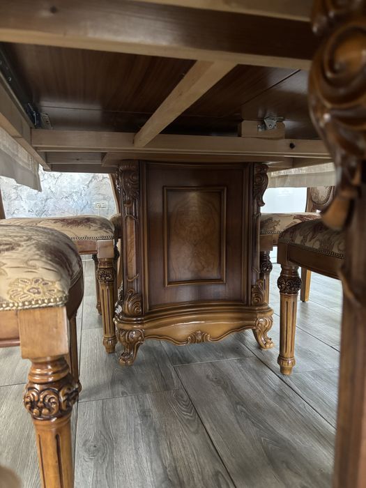 Masă din lemn masiv extensibilă + 8 scaune, stare excelentă