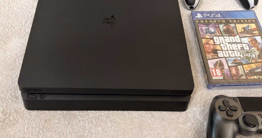 отличен Playstation 4 Slim 500Gb + 2 джойстика + чисто нова GTA V