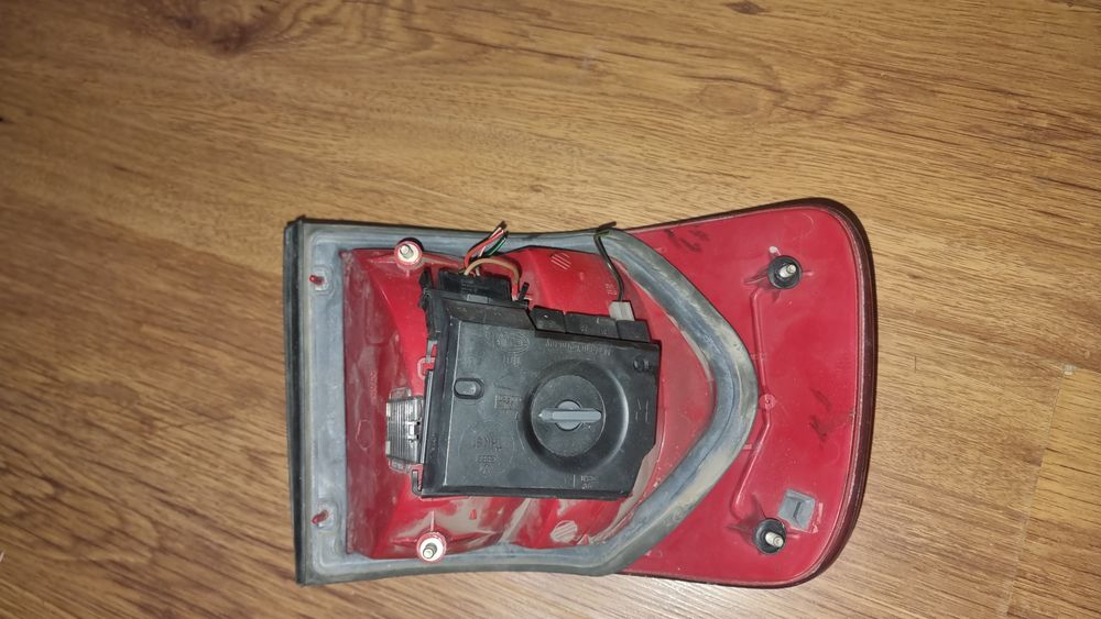На Ауди A6 c4 унивесал Продам левый задний фонарь