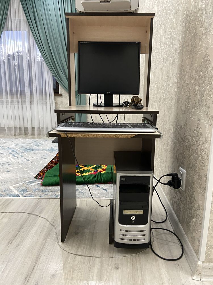 Компьютер,принтер и стол