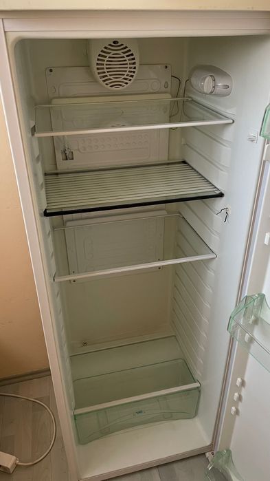 Хладилник без камера, с много полезно вътрешно пространство.