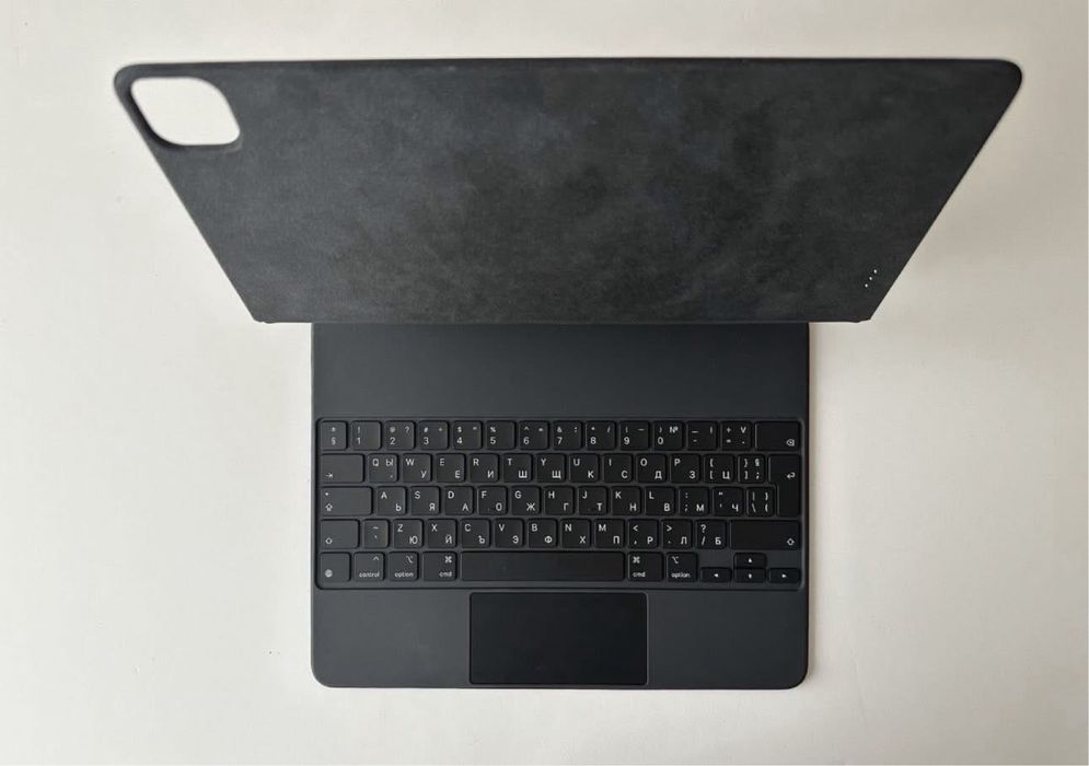Magic Keyboard + Apple Pencil за Ipad pro 12.9’’ без следи от употреба