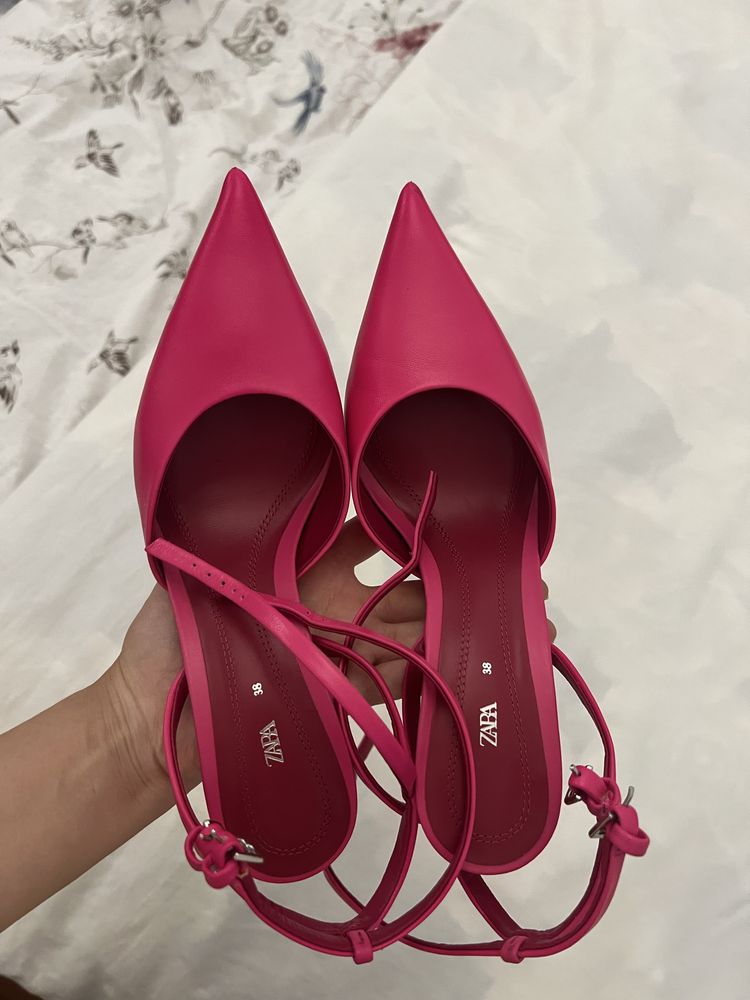 Туфли ярко розового цвета ZARA