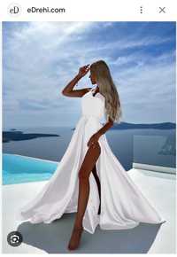 Бяла сатенена рокля