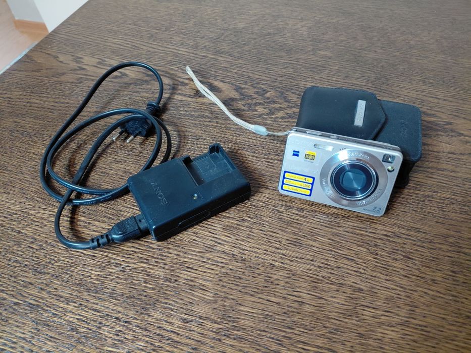 Цифровую камеру Sony Cyber-shot Full HD 1080