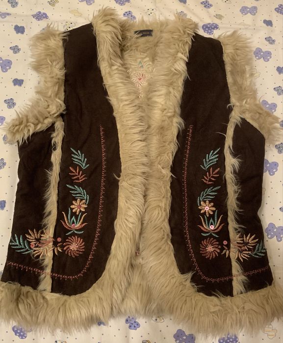 Cojoce/bundita cu broderie si paiete