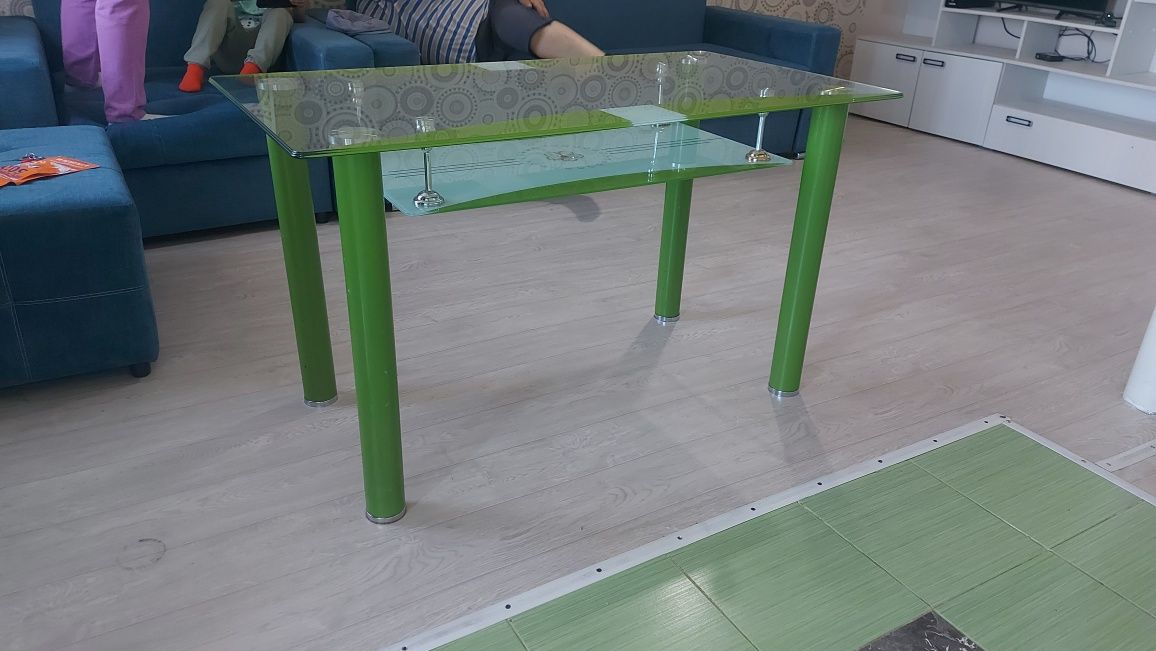 Стеклянный прочный стол