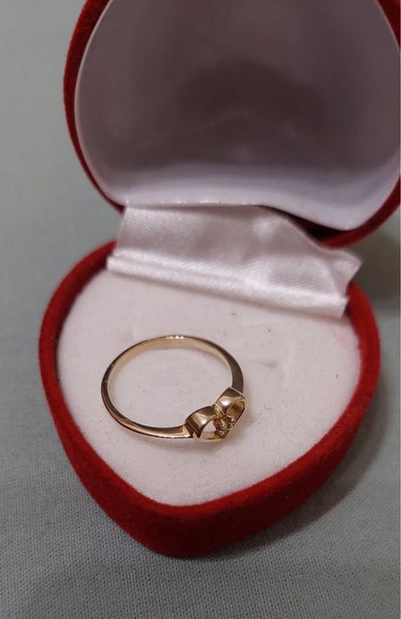 Нов златен пръстен с естествен диамант