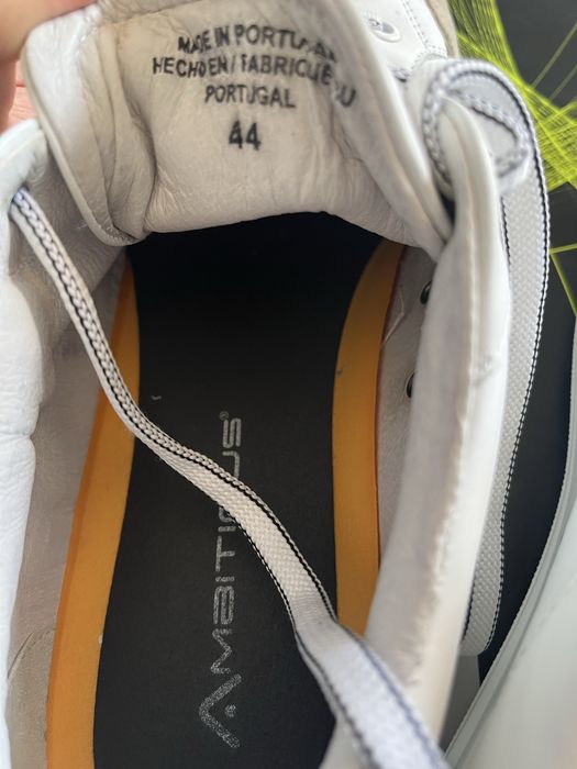 Бели обувки от естествена кожа