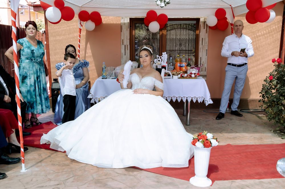 Rochie de mireasă cu trena,sclipici si perle! Curățată profesional